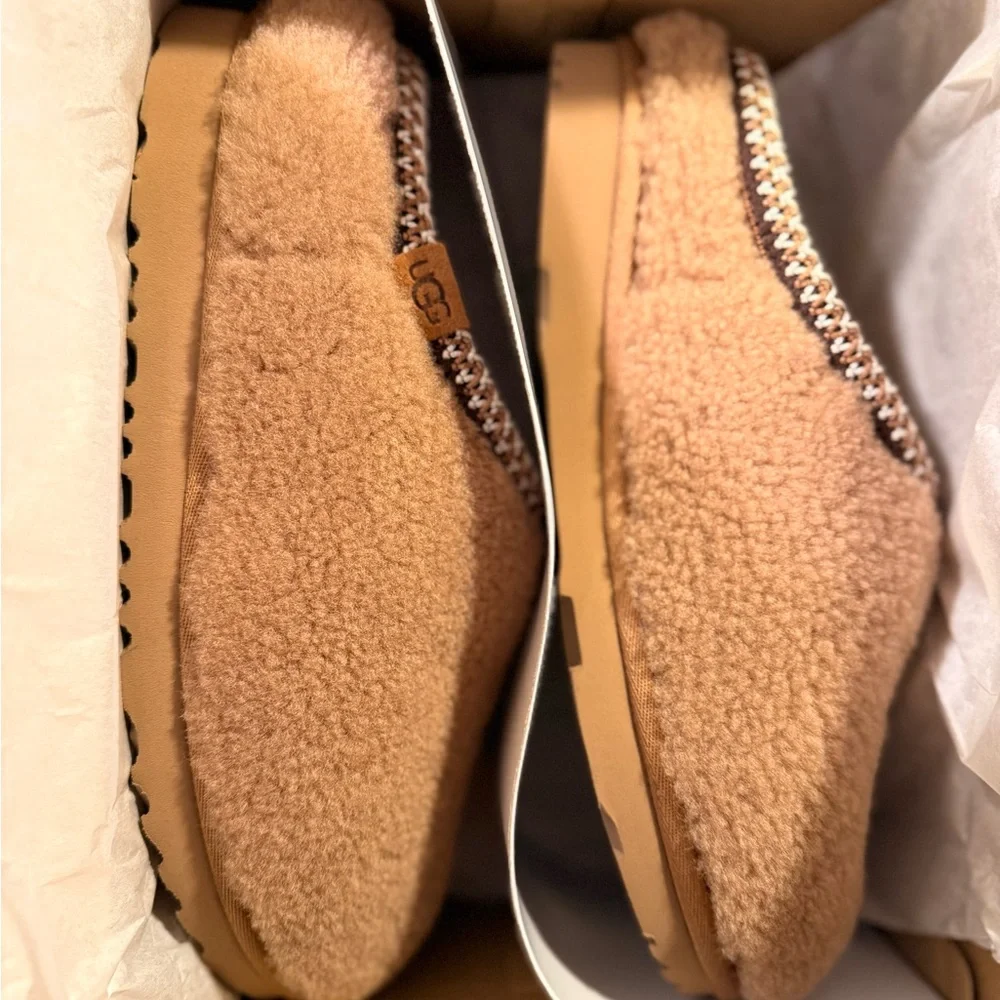 UGG Tan Shearling Slippers NEW big kids size 6 fits like an adult size 7 - Picture 3 of 8